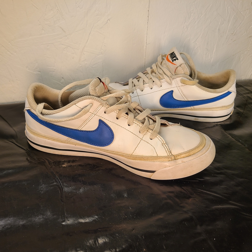 Nike Court Legacy sneakers in white with a blue Swoosh 4.5Y